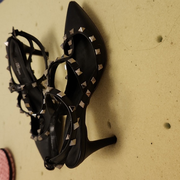 Heels - Picture 3 of 4